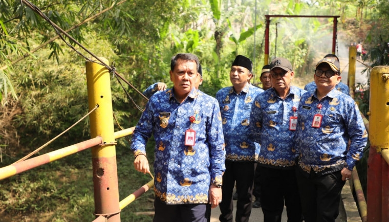 Prihatin Lihat Kondisi Jembatan Baja Berusia 20 Tahun, Bupati Tangerang Ajak Pemkab Bogor Bangun Akses Penghubung Kecamatan Legok dan Parung Panjang