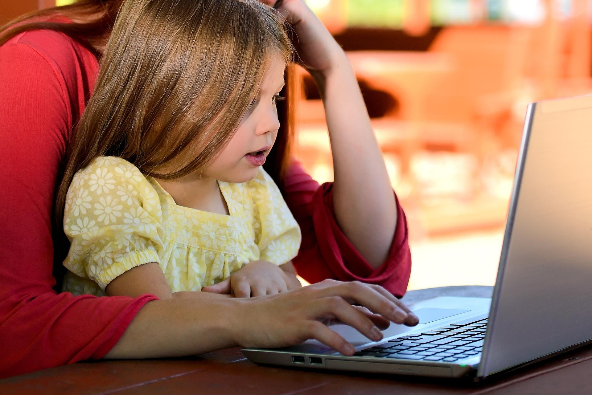 Orang Tua Wajib Tahu! Komunikasi Keluarga Jadi Tameng Anak dari Konten Negatif Internet