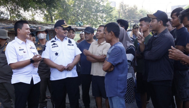 Marak Lapak Liar di Bahu Jalan Pasar Sentiong Balaraja, Satpol PP Pemkab Tangerang Turun Tangan Menertibkan, Warga: Mereka Cukup Mengganggu!