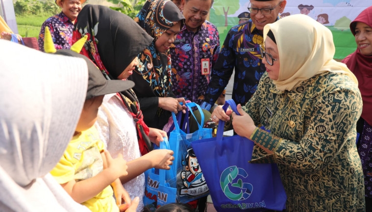 Gerebek Posyandu Caringin, Wabup Intan Serahkan Bantuan Makanan Tambahan Buat Bumil dan Balita untuk Cegah Stunting
