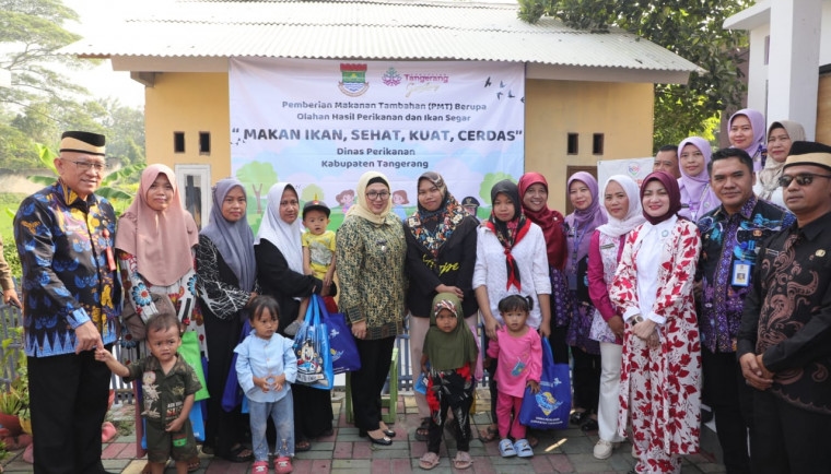 Warga Caringin Antusias Ikuti Program Gerebek Posyandu yang Dihadiri Wabup Intan, Ada Pemberian Makanan Tambahan atau PMT Ikan Segar