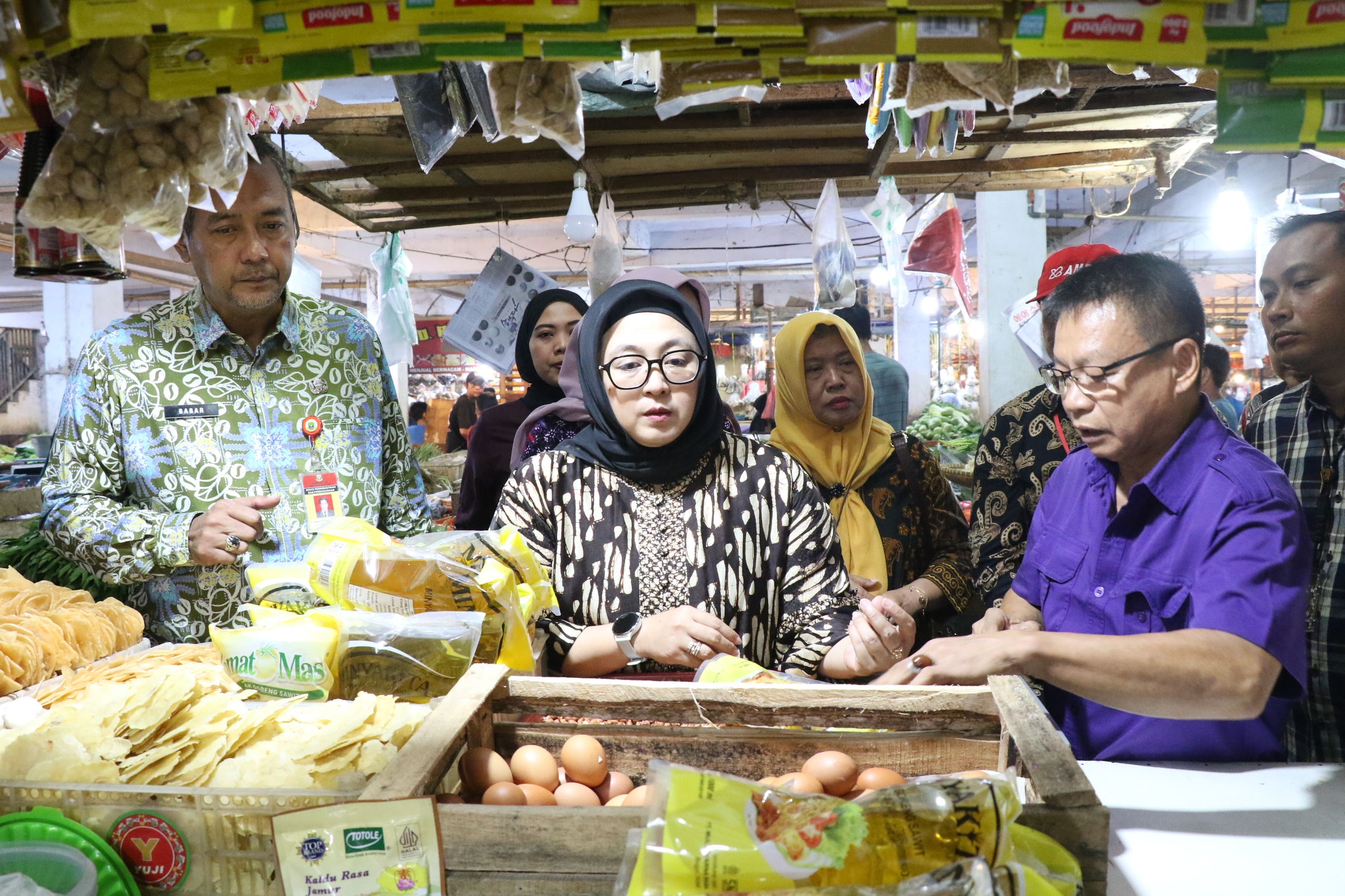 Pemkab Tangerang Bersama Disperindag Banten Gelar Operasi Pasar Minyak Goreng, Wabup Intan: Untuk Bantu Masyarakat dan Kendalikan Inflasi