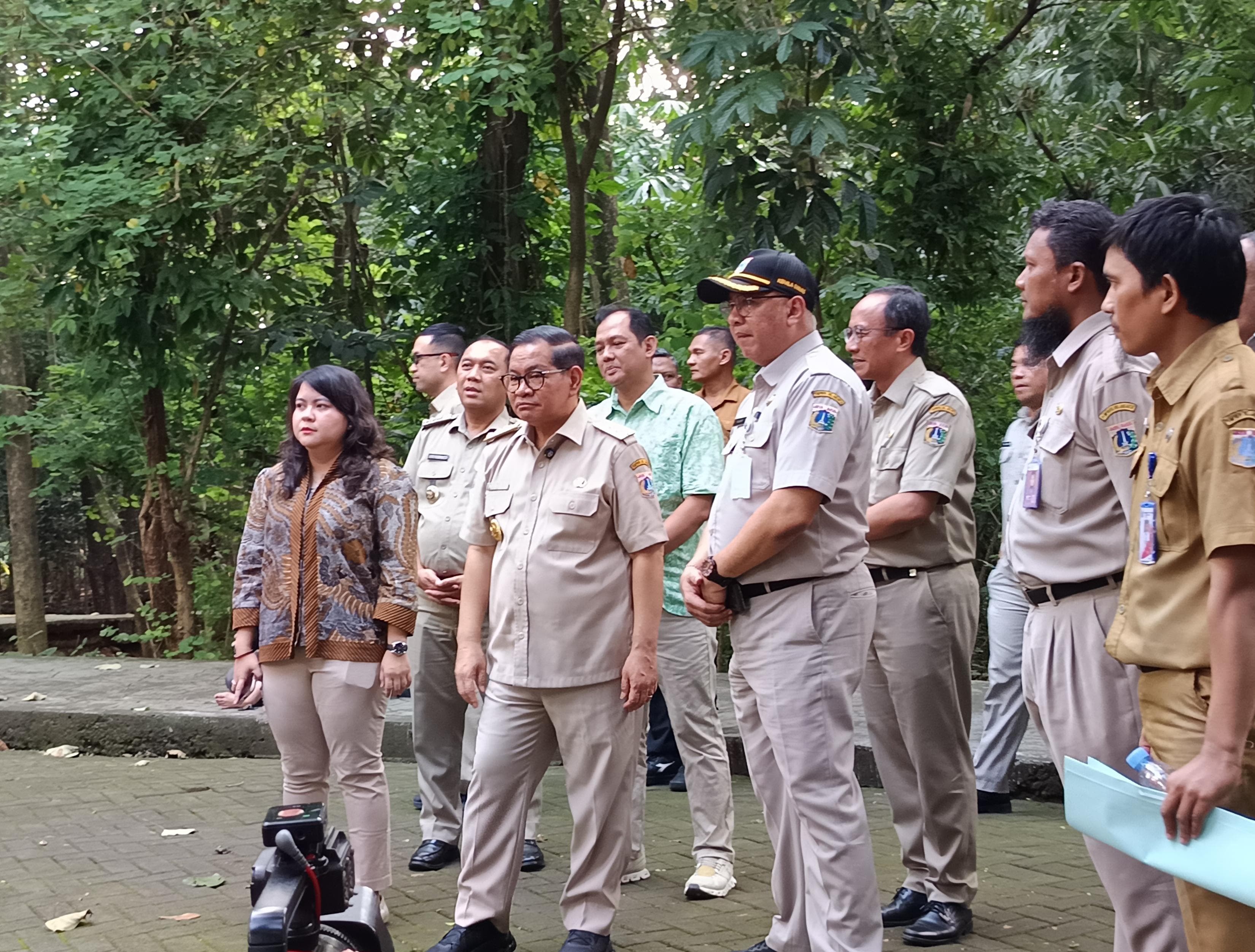 Kunjungi Hutan Kota Srengseng, Gubernur Pramono Minta Fasilitas Ampiteater Direnovasi untuk Kegiatan Kebudayaan