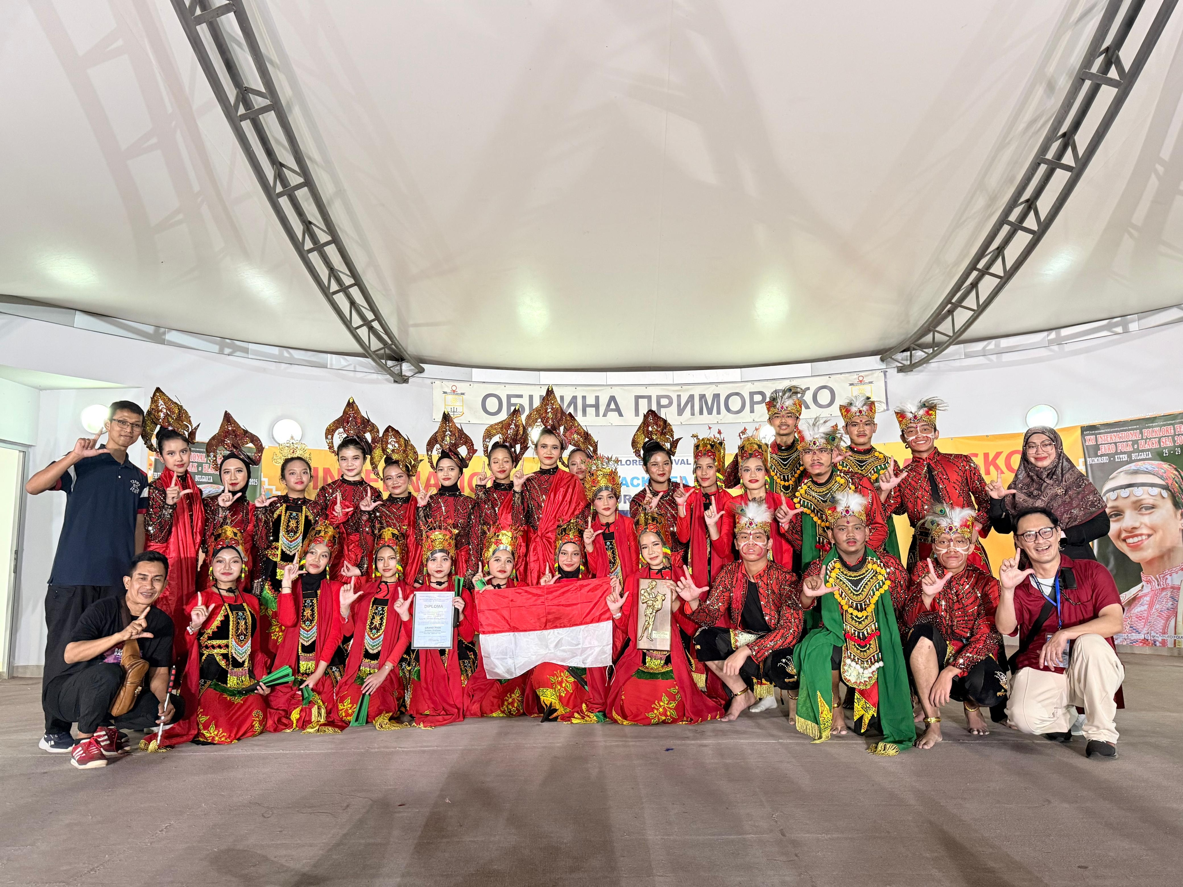 Keren! SMA Labschool Kebayoran Raih Juara Umum Festival Folklore Internasional 2025 di Bulgaria, Berikut Nama-nama Siswanya