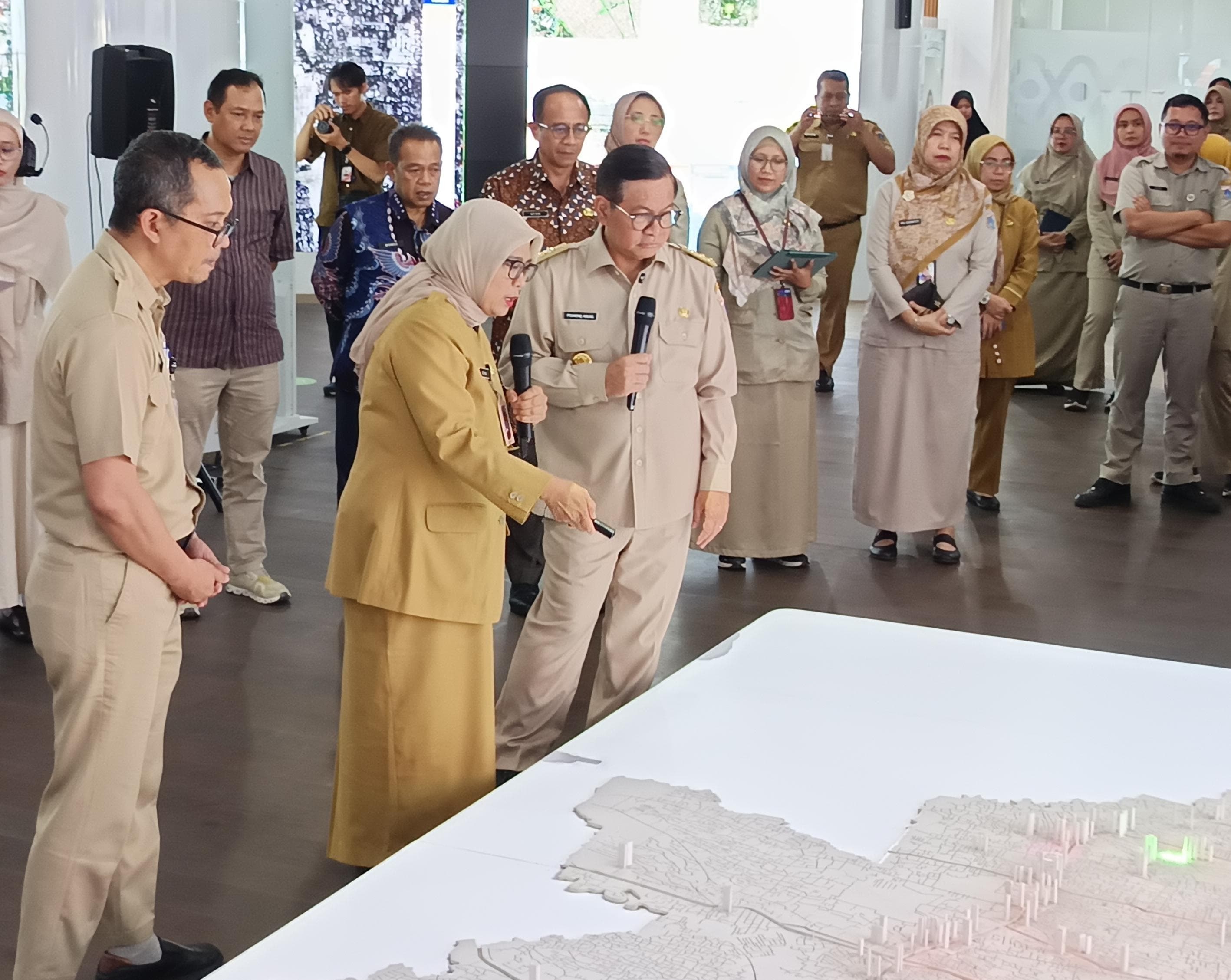 Baru Ada 40, Gubernur Pramono Minta 12 Perangkat Daerah Pemprov DKI untuk Segera Terhubung ke Pusdatin Dinas Citata