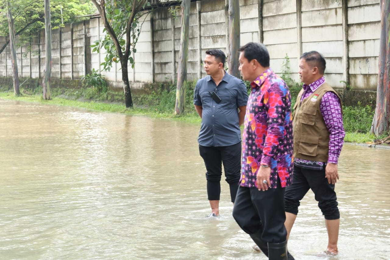 Tinjau Banjir di Kawasan Olek Tigaraksa, Bupati Maesyal Perintahkan Kadis Bina Marga Normalisasi Saluran Air ke Sungai Cimanceuri Sepanjang 3 KM