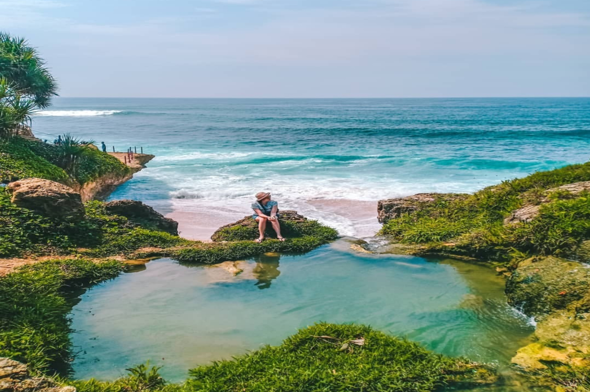 Liburan Anti Mainstream: Yuk Kabur Sejenak ke Pantai Banyu Tibo di Pacitan!