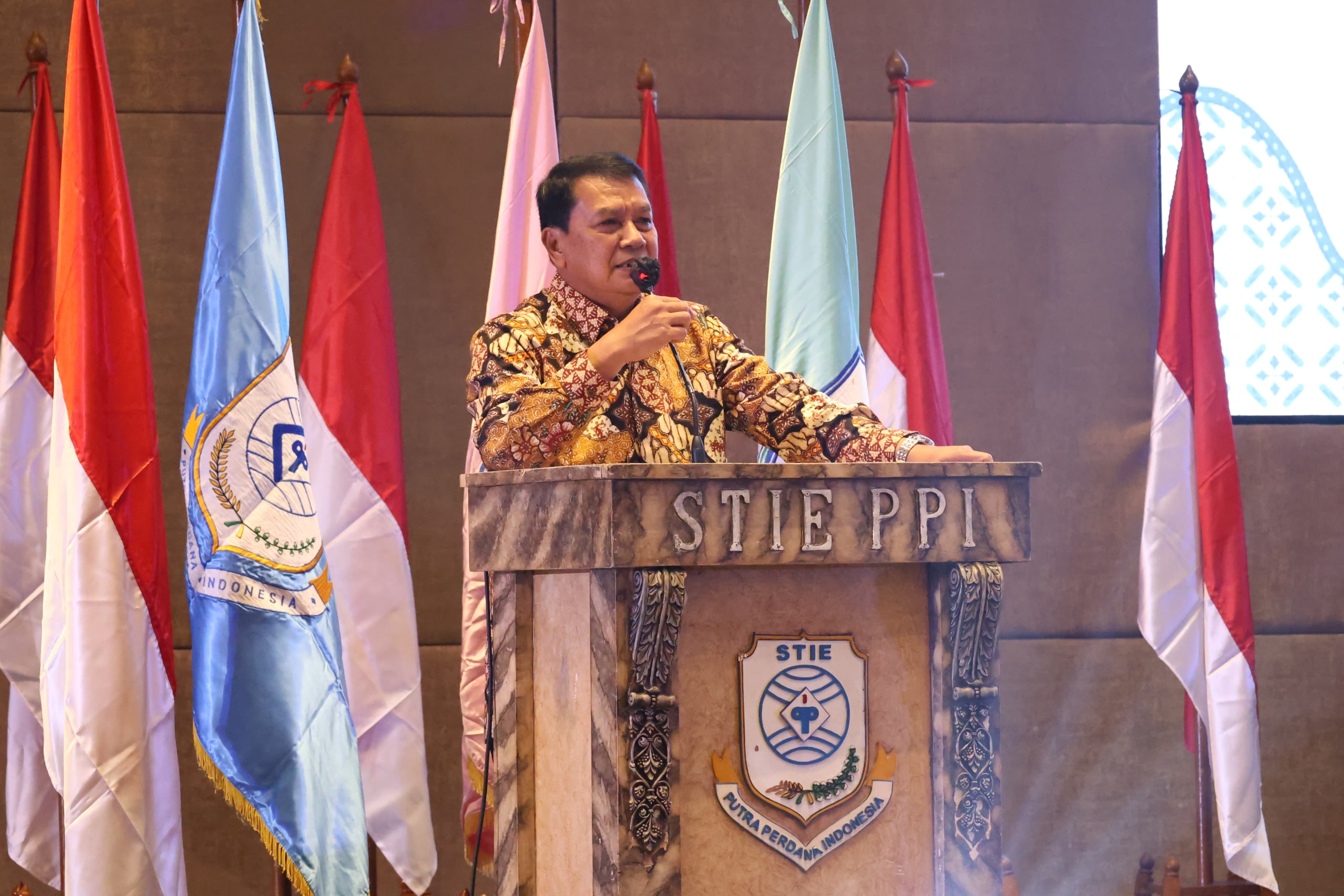 Depan Wisudawan STIE PPI, Bupati Maesyal Tegaskan Komitmennya Bangun Kabupaten Tangerang yang Berorientasi pada Kualitas SDM Berdaya Saing Tinggi