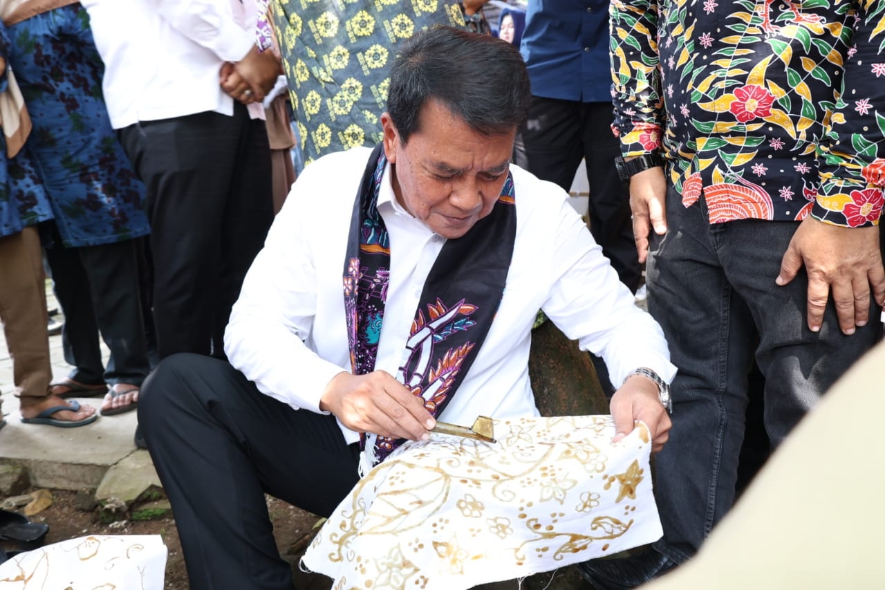 Kunjungi Kampung Budaya di Kemuning Legok, Bupati Maesyal Janji Bantu Sarana Prasarana Usaha untuk Perajin Batik Khas Tangerang