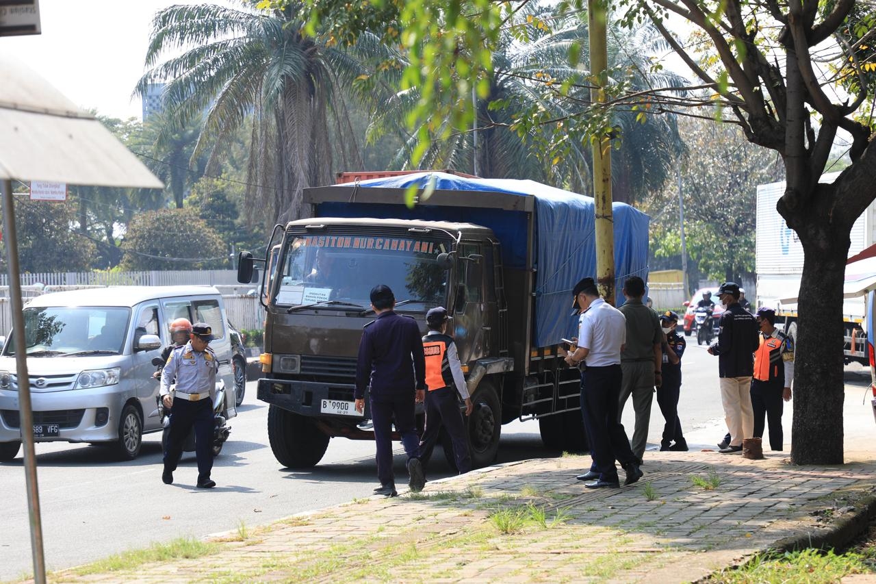 7 Kendaraan Berat Terjaring dalam Operasi Gabungan di Daan Mogot, Diancam Pidana 6 Bulan Penjara atau Denda Rp50 Juta