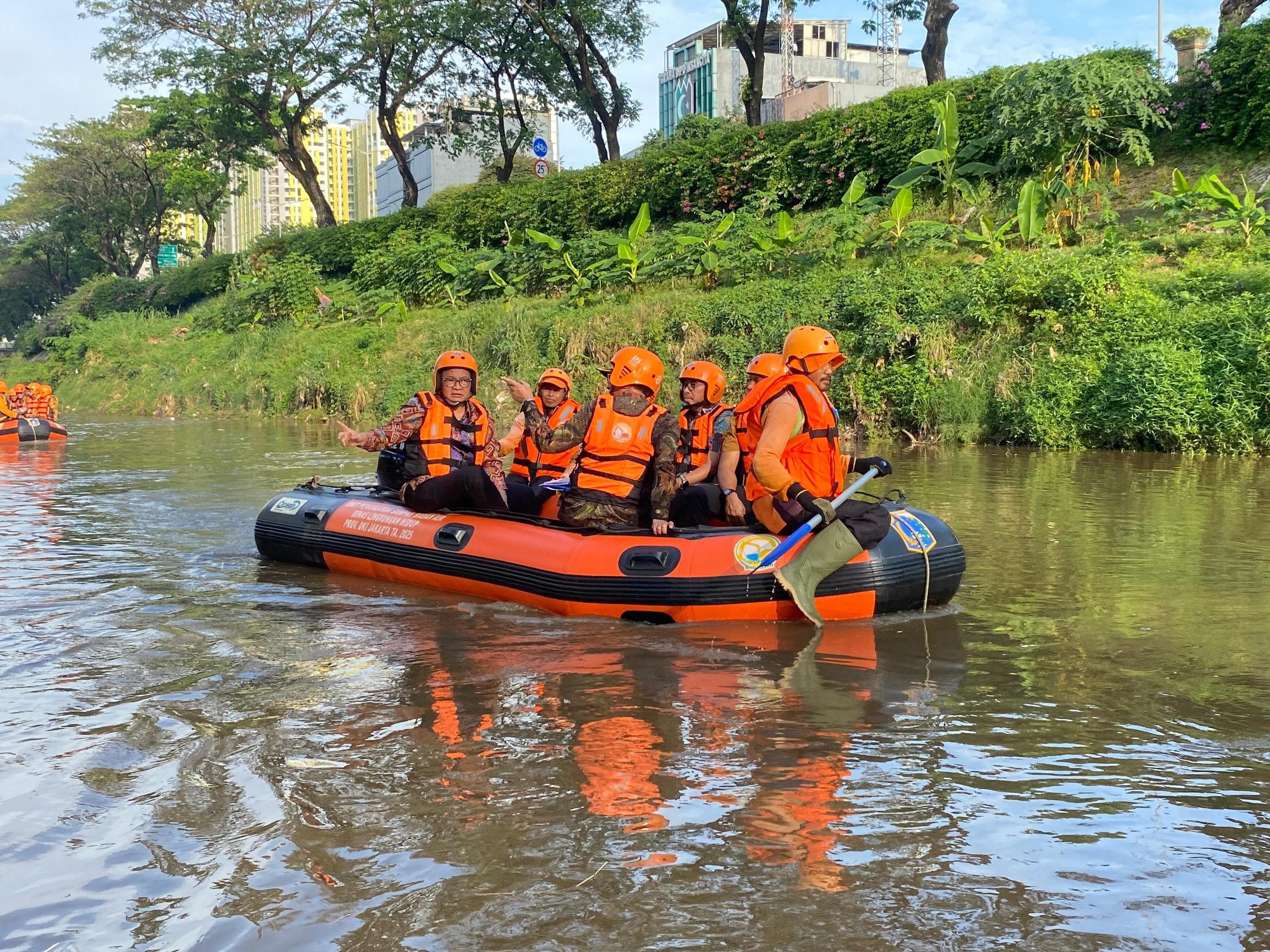 Gubernur Pramono Susur Sungai Ciliwung, Minta Percantik Bantaran Jadi Tempat yang Nyaman dan Menarik
