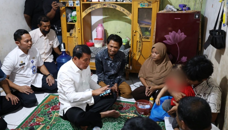 Kunjungi Balita Perempuan Penderita Tumor di Kecamatan Kronjo, Bupati Maesyal Tegaskan Pemkab Tangerang Akan Bantu Pengobatannya hingga Sembuh