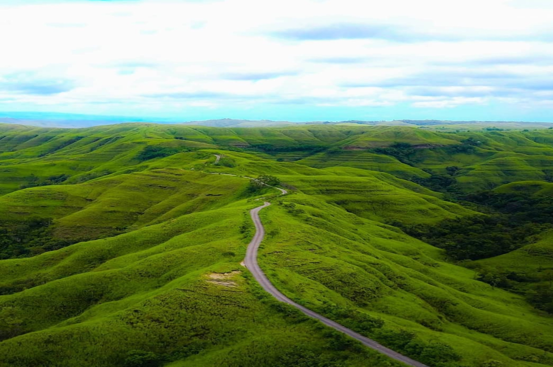 Inilah Jalan Terindah di Indonesia! Menikmati Lukisan Alam dari Punggung Bukit Tanarara