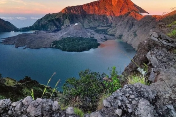Surat Sehat H-1 Hingga Rasio Pemandu Diperketat, Simak Aturan Baru Mendaki Gunung Rinjani 2025 Ini
