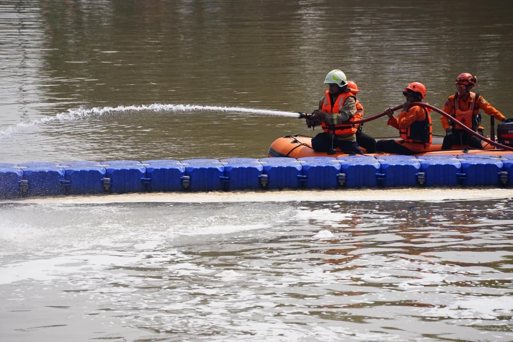 Busa Putih Kembali Menumpuk di Pintu Weir 3 BKT Jakarta Utara, Dinas LH DKI Lakukan Simulasi Penanggulangan dengan 2 Metode Ini