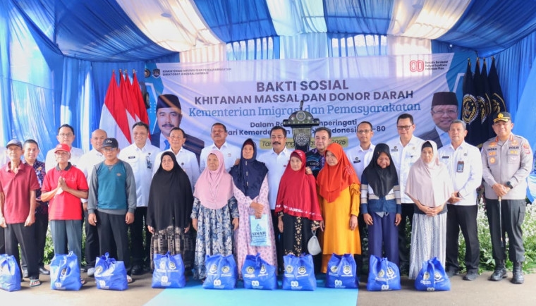 Bersama Menteri Imipas, Pemkab Tangerang Bagikan 5.000 Paket Bansos untuk Warga Kecamatan Jambe