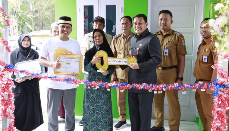 Pemkab Tangerang Bersama Koperasi Syariah BMI Serahkan Hibah Rumah Siap Huni di Desa Margamulya, Bupati Maesyal: Bukti Nyata Kepedulian Sosial!
