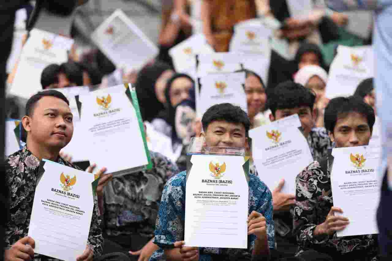 Gubernur Pramono Serahkan Bantuan Pemutihan Ijazah Tahap IV Tahun 2025 ke 1.897 Siswa, Total Bantuan Capai Rp 7 Triliun