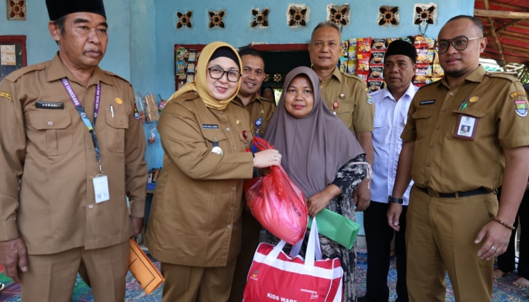 Kunjungi Korban Angin Puting Beliung di Kecamatan Jambe, Wabup Intan: Pemkab Tangerang Segera Bantu Perbaiki Rumah yang Rusak
