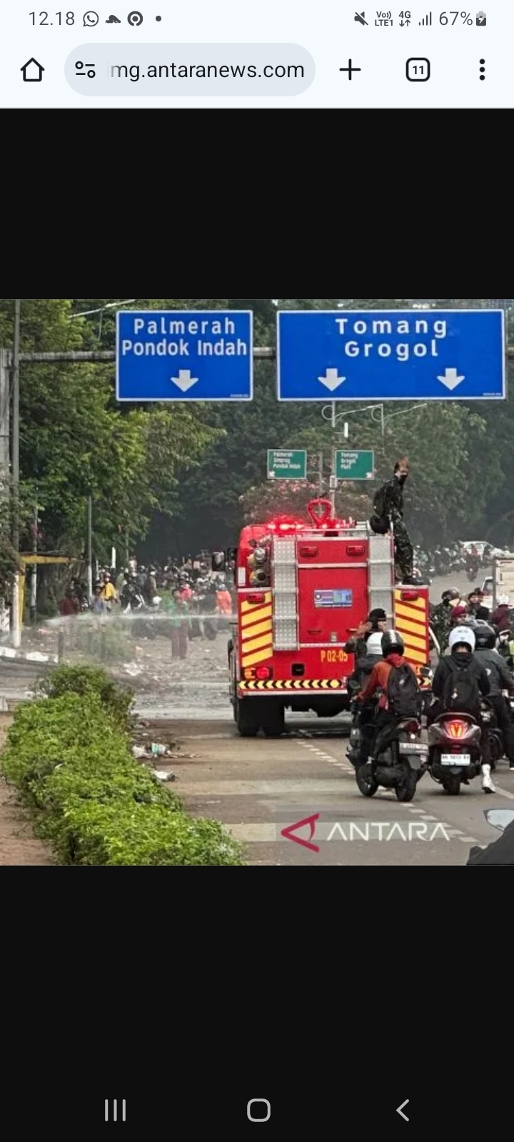Perihnya Masih Terasa, Damkar DKI Bersihkan Sisa Gas Air Mata di Sekitar DPR