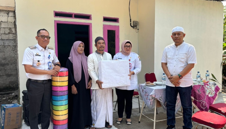 Wabup Intan Serahkan Hasil Program Bedah Rumah Guru Ngaji di Solear, Dilengkapi Alat Rumah Tangga Seperti Kasur, Kipas Angin hingga Rice Cooker