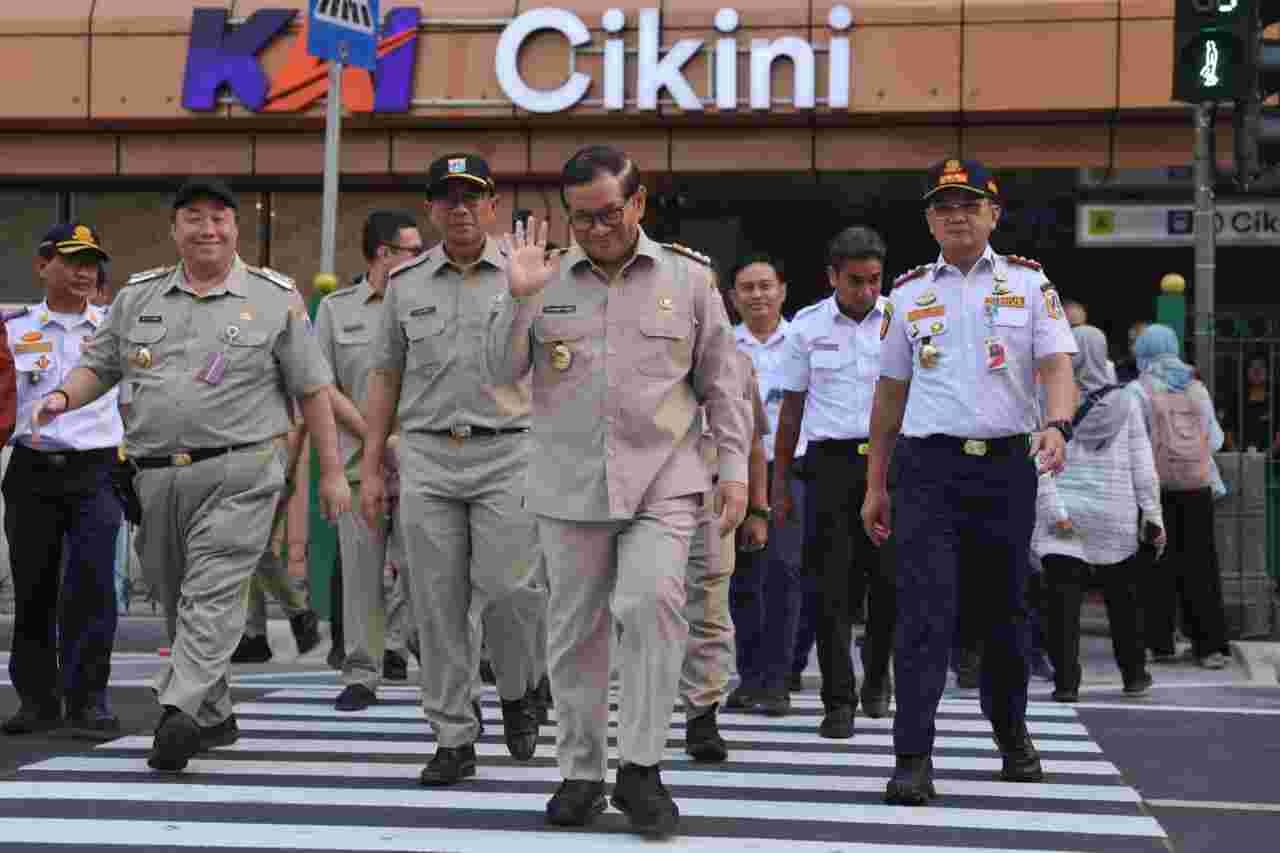 Tinjau Uji Coba Pelican Crossing di Stasiun Cikini, Gubernur Pramono: Warga Tak Perlu Lagi Manjat Pagar dan Mutar Jauh