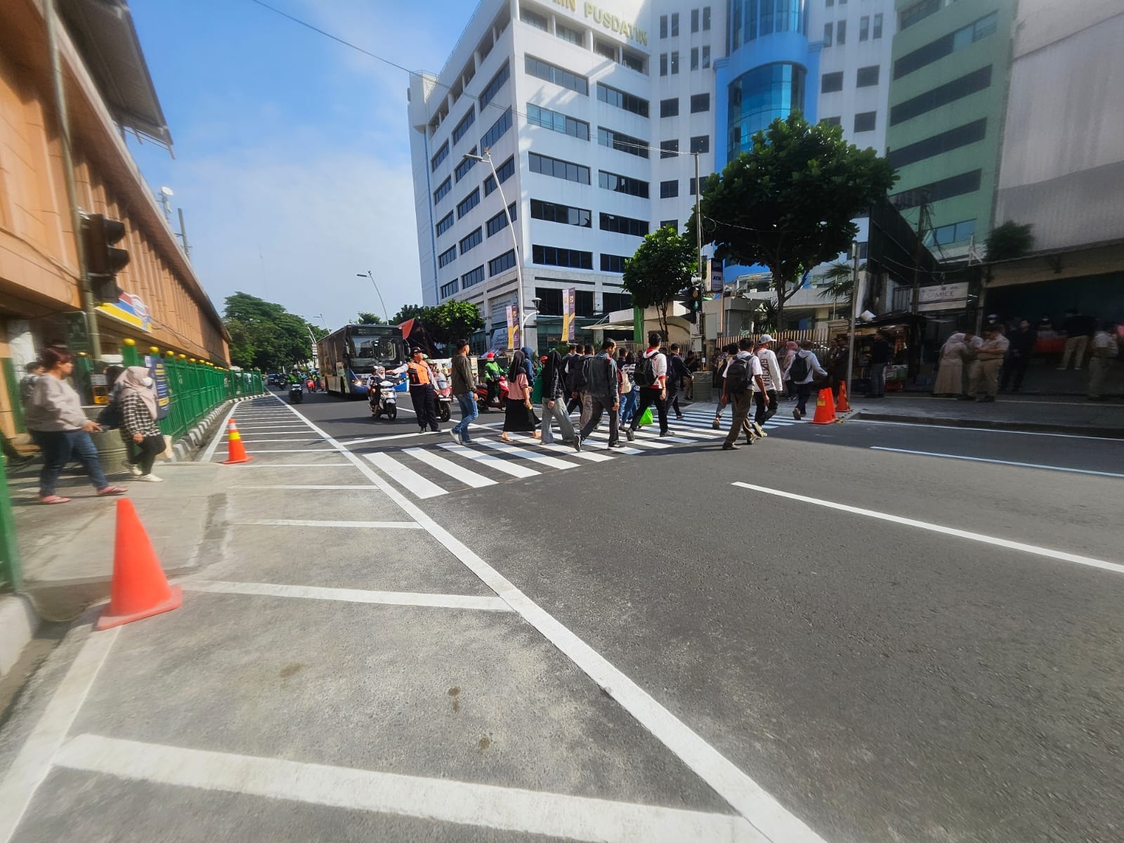 Pemprov DKI Resmi Copot Pagar Pembatas di Stasiun Cikini dan Pasang Pelican Crossing, Gubernur Pramono: Warga Tidak Perlu Lagi Memutar Lebih Jauh!