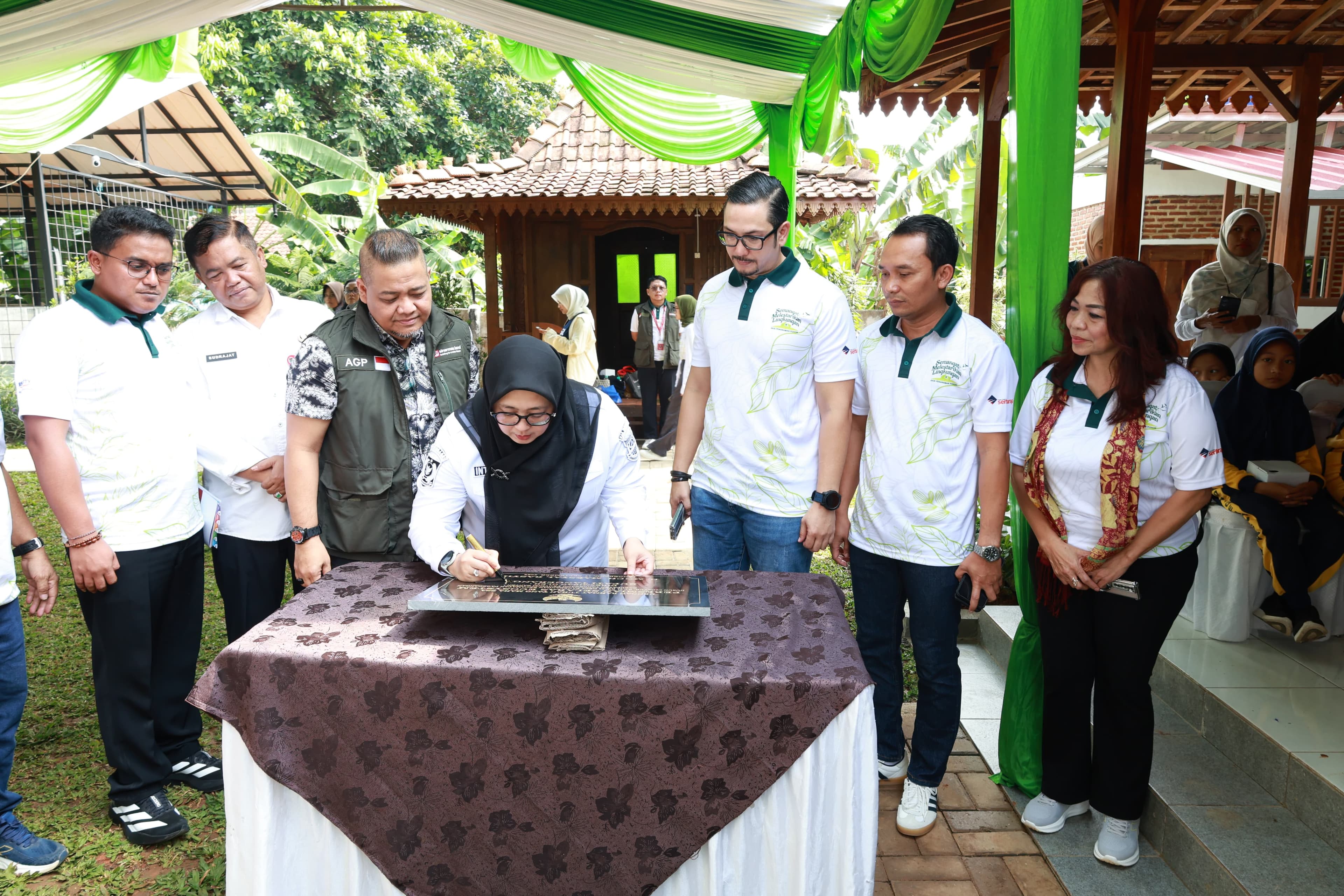 Hijaukan Bumi, Selamatkan Generasi: Wabup Intan Ikut Aksi Tanam Pohon di Cicayur Pagedangan, Gerakan Ini Diinisiasi Sinarmas Land