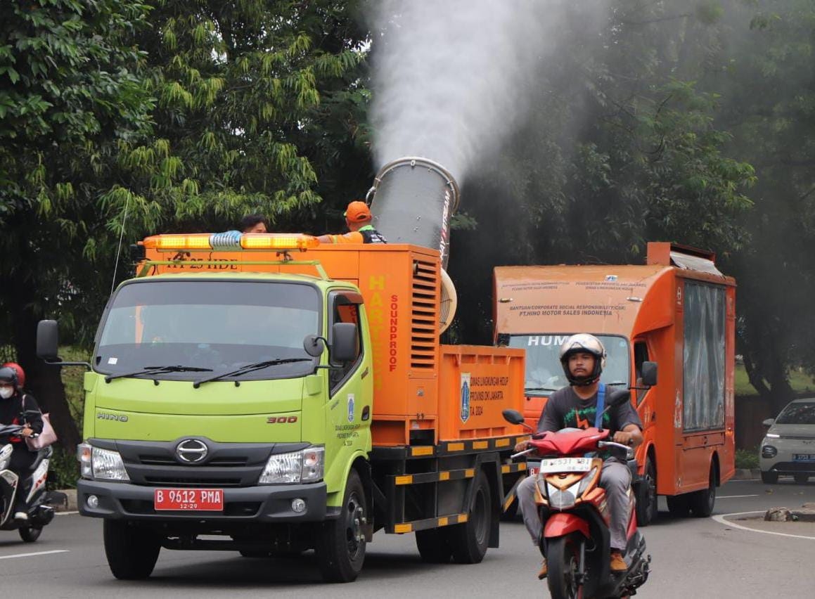 DLH DKI Semprot Water Mist di Jalan TB Simatupang, Ini Alasannya