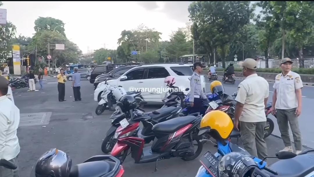 Viral Parkir Liar di Cawang Makan 3 Lajur Jalan, Dishub DKI Izinkan, Tapi...