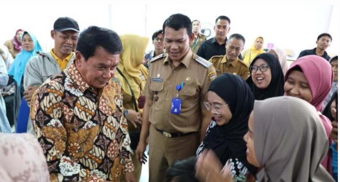 Serahkan Bantuan Peralatan Usaha Kepada 52 UMKM di Kecamatan Legok, Bupati Tangerang Cerita Pengalaman Waktu Kecil Jualan Es Mambo