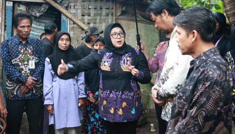 Prihatin Lihat Rumah Tak Layak Huni Milik Warga Desa Patrasana, Wabup Intan Perintahkan Camat Kresek Segera Renovasi Lewat Program Bedah Rumah