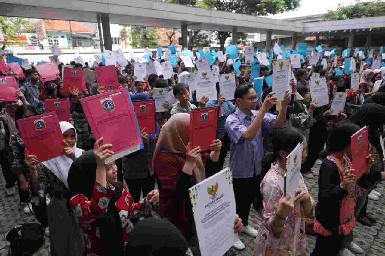 Gubernur Pramono Serahkan Bantuan Pemutihan Ijazah Tahap IV Gelombang Kedua Tahun 2025 Kepada 1.238 Penerima, Anggarannya Capai Rp 4,13 Miliar
