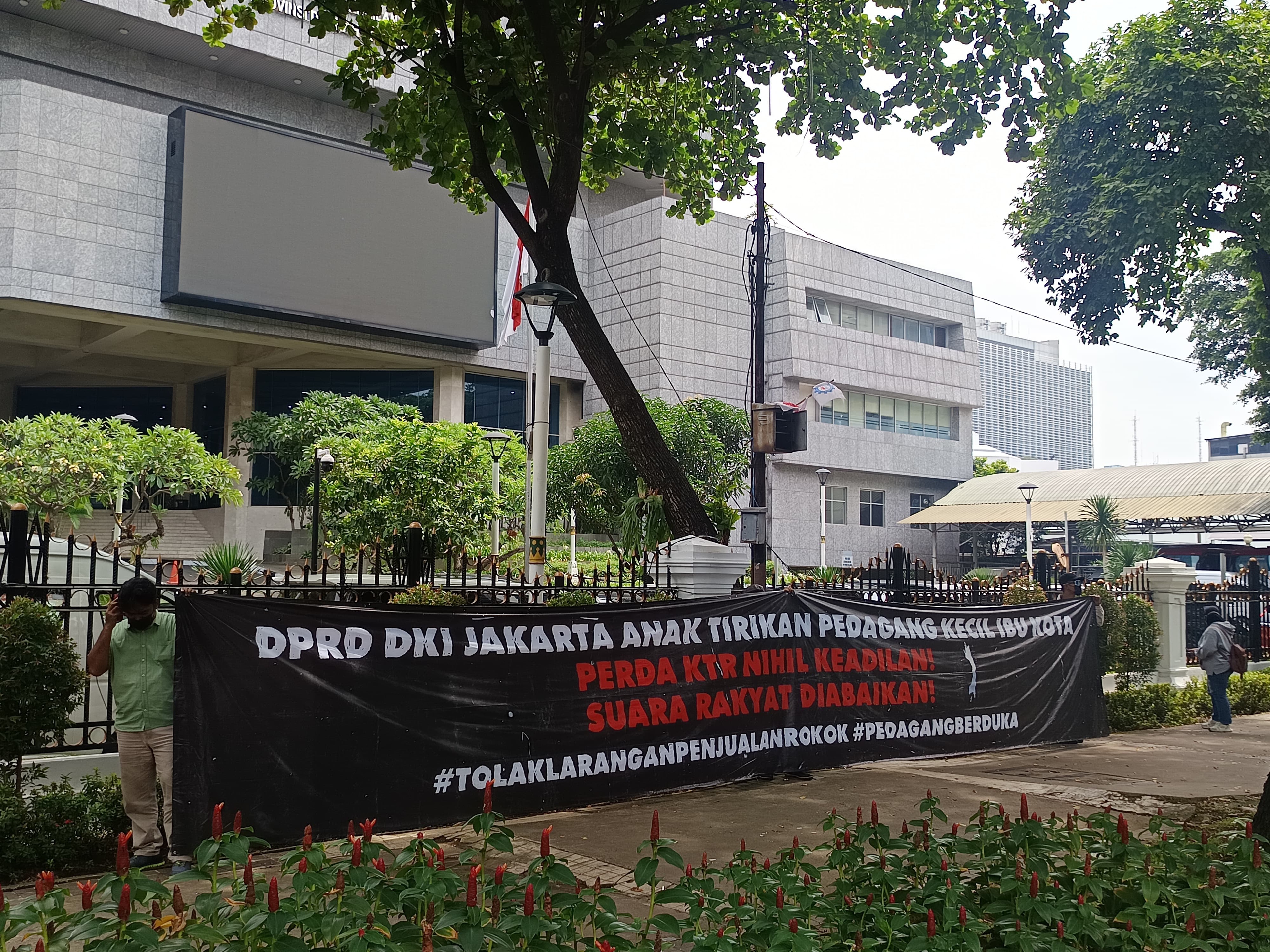 Anggap Aspirasinya Soal Larangan Penjualan Rokok dalam Raperda KTR Tak Direspon, Pedagang Kecil Jakarta Ancam Geruduk DPRD DKI Lagi
