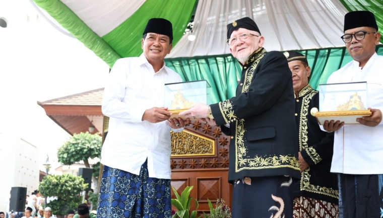 Hadiri Haul Ke-64 Syekh Abdul Qodir Jailani di Ponpes Al-Istiqlaliyah Cilongok, Bupati Tangerang Diberi Mahkota Raja Sunda Binokasih Sumedang Larang
