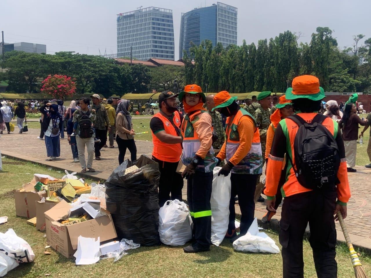 Peringatan HUT ke-80 TNI di Monas Selesai Kemarin, DLH DKI Berhasil Angkut 126,65 Ton Sampah