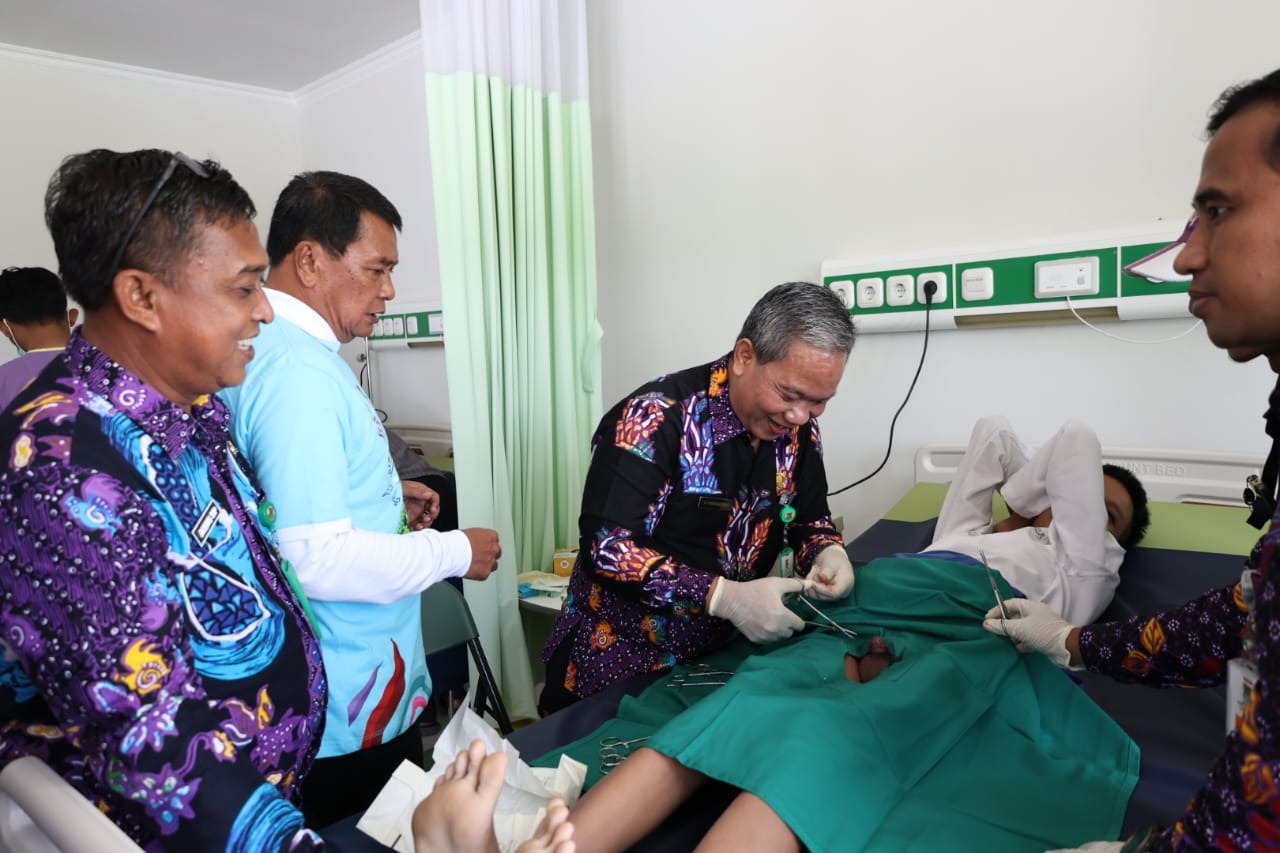 Rayakan HUT ke-393 Kabupaten Tangerang, RSUD Tigaraksa Gelar Khitanan Massal untuk 70 Anak, Dikasih Bingkisan Sembako dan Uang Jajan