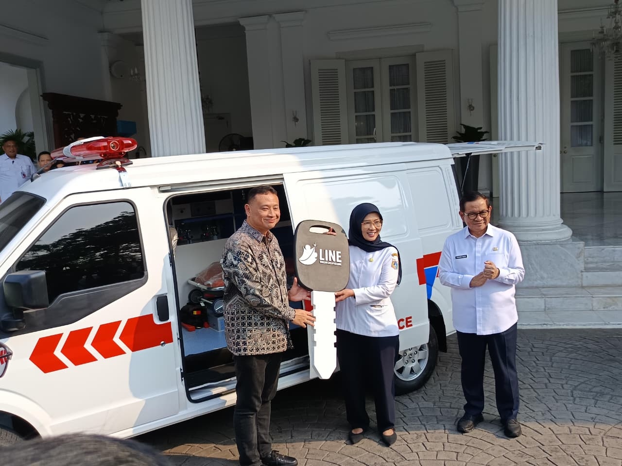 Pemprov DKI Terima Bantuan Ambulans Listrik dari Yayasan LINE, Gubernur Pramono: Ini Pertama yang Kita Punya