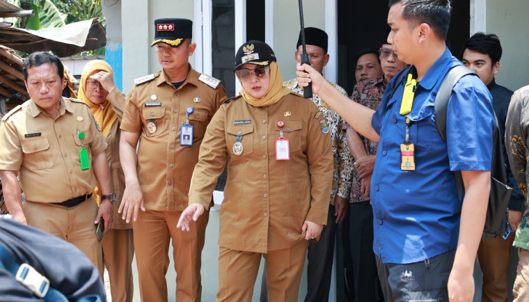 Tinjau Rumah Hasil Program Bedah Rumah di Desa Cirumpak Kronjo, Wabup Intan Ajak Swasta Kolaborasi Perluas Cakupannya