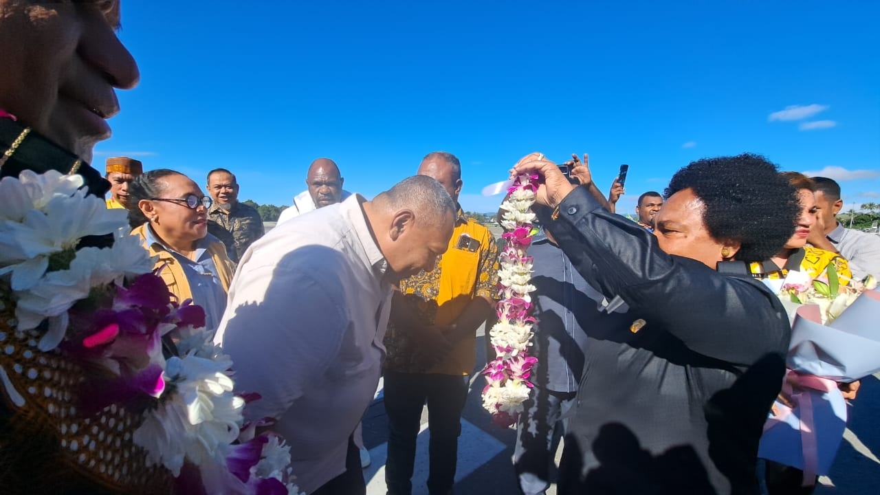 Tiba di Jayapura, Gubernur Papua Matius Fakhiri Ajak Warga Rajut Kebersamaan Jelang Pesta Rakyat