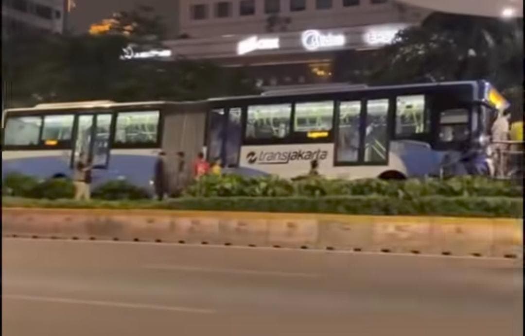 Bus Transjakarta Koridor 1 Alami Kecelakaan Tunggal di Halte Dukuh Atas, Diduga Akibat Sopir Mengantuk