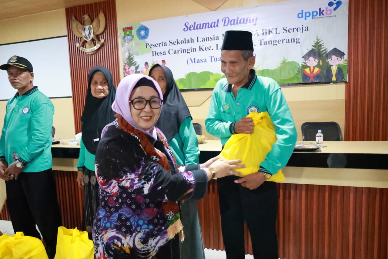 Kunjungi Sekolah Lansia Matuga di Caringin Legok, Wabup Intan: Masa Tua Harus Diisi dengan Hal-hal Positif dan Produktif Agar Tidak Stres