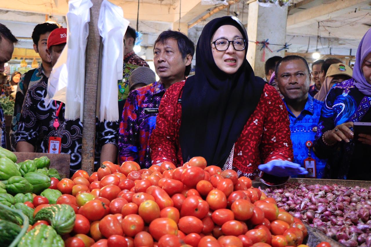 Sidak ke Pasar Tradisional, Wabup Intan Ingin Pastikan Stok dan Harga Bahan Pangan di Kabupaten Tangerang Stabil