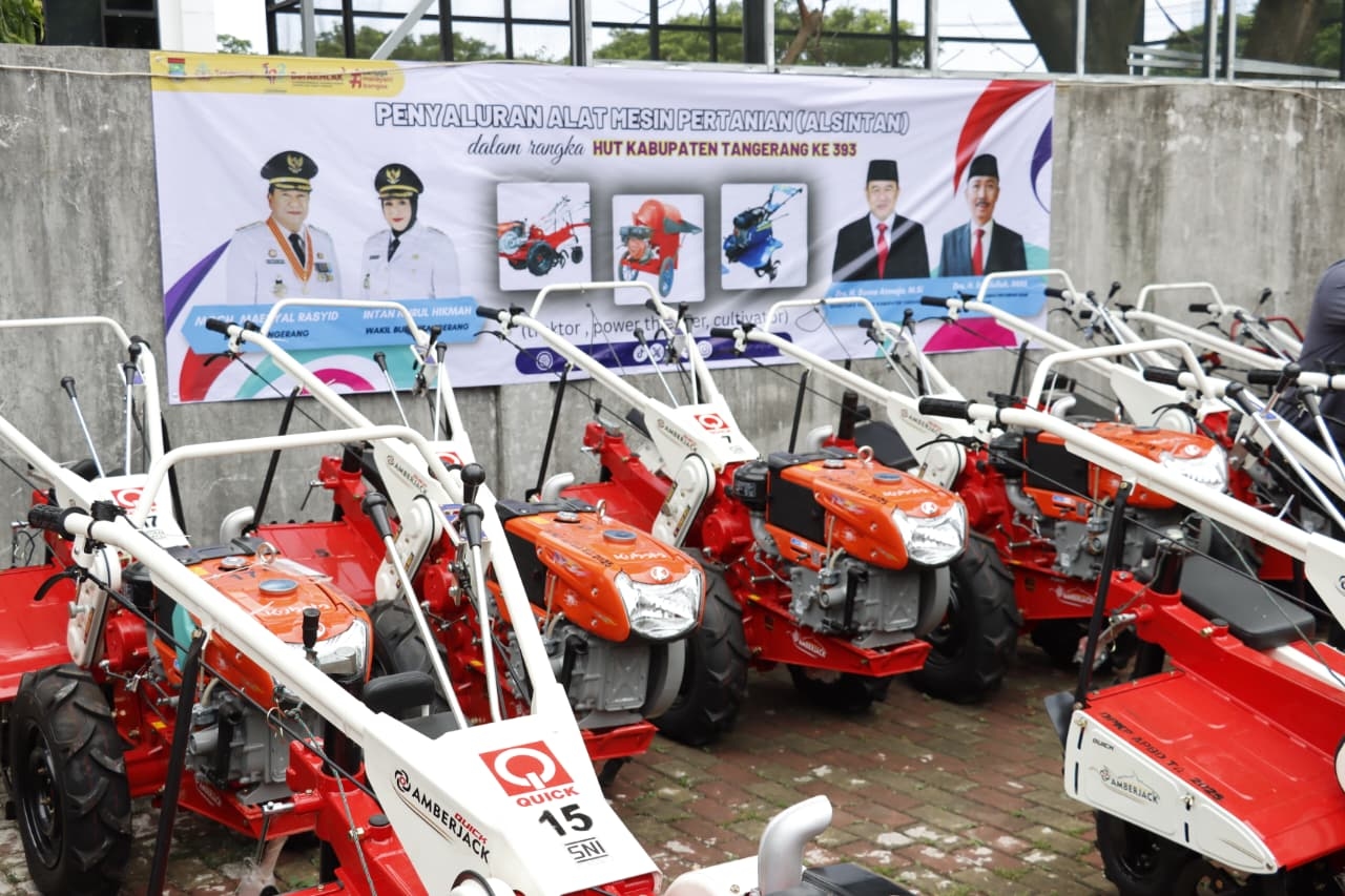 Pemkab Tangerang Serahkan 37 Unit Alsintan dari Traktor hingga Cultivator, Dorong Peningkatan Produktivitas Para Kelompok Tani
