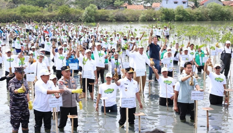 Dampingi Wapres Gibran Tanam Mangrove di Desa Ketapang, Bupati Tangerang Beberkan Program Penataan Wilayah Pesisir dan Manfaatnya Bagi Nelayan