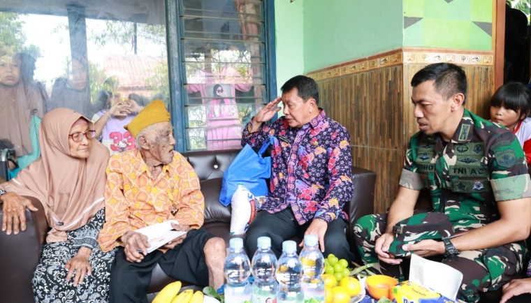 Jelang Hari Pahlawan 10 November, Bupati Tangerang Kunjungi Rumah Veteran Perang Berusia 100 Tahun