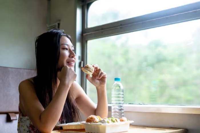 4 Cara Praktis Pesan Makanan di Kereta Api, Nomor 2 Bikin Perjalanan Makin Nyaman!