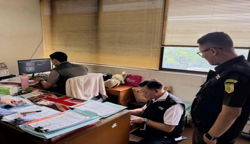 Usut Dugaan Korupsi Pengadaan Mesin Jahit Senilai Rp 9 Miliar, Penyidik Kejari Geledah Kantor Sudin PPKUKM Jakarta Timur