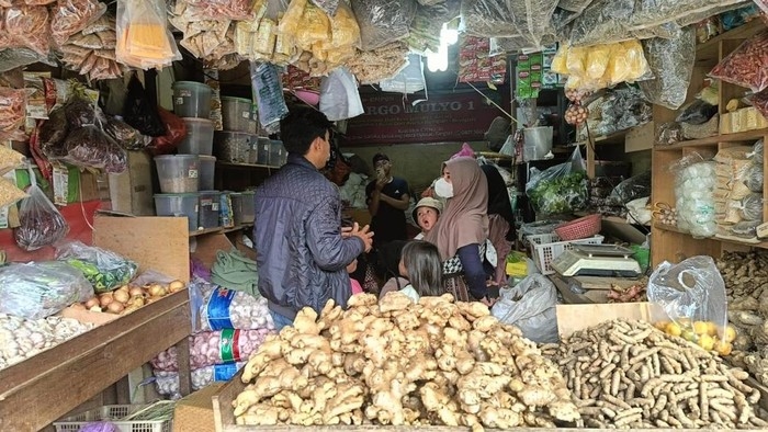 Viral! Ibu-ibu Ajak Bocah Perempuan Main ke Mal Plaza Ciputat, Kalung Emasnya Dipreteli dan Korban Ditinggalkan Begitu Saja di Lokasi