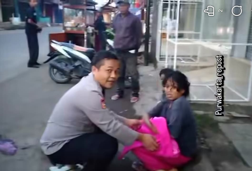 Aksi Heroik Aiptu Sarim Viral, Polisi Purwakarta Sigap Bantu Ibu Melahirkan di Pinggir Jalan